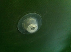 Отливной клапан в рундук, днище лодки